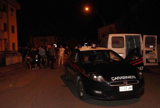 Bloccato dalla folla inferocita un giovane sospettato di furto 