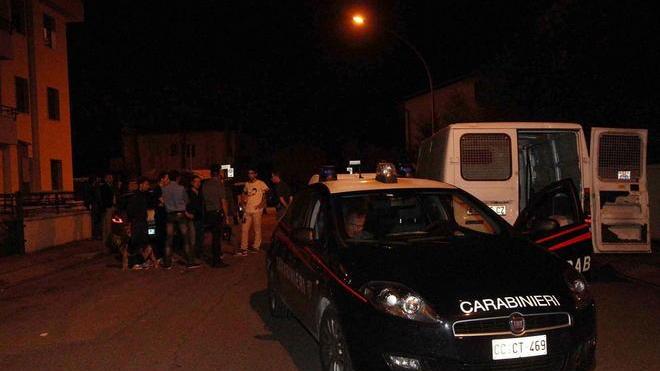 Bloccato dalla folla inferocita un giovane sospettato di furto