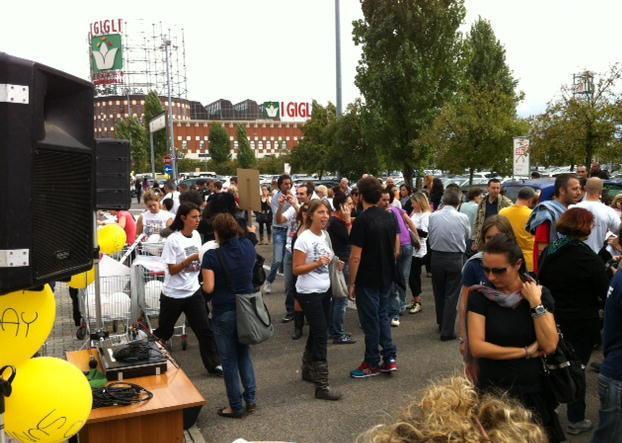 Manifestazione davanti ai Gigli contro le aperture domenicali 