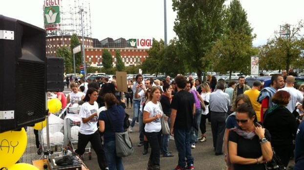 Manifestazione davanti ai Gigli contro le aperture domenicali