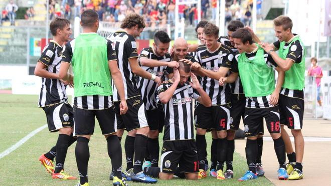 Il Viareggio batte il Catanzaro (3-1) e vola al secondo posto in classifica