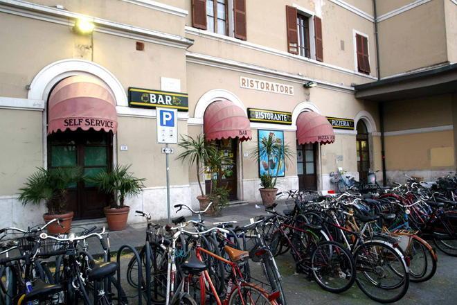 Ladri di notte in azione al bar della stazione 