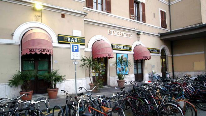 Ladri di notte in azione al bar della stazione