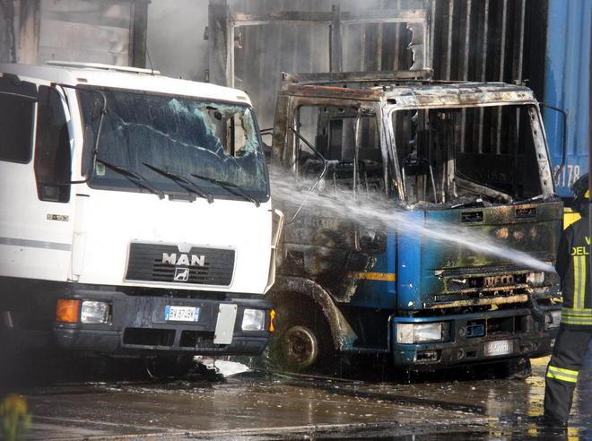 Due camion a fuoco all’Interporto 