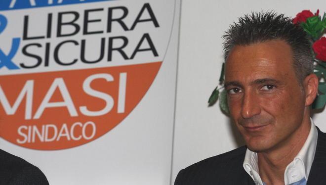 Avvallamenti e sporcizia nella strada abbandonata 