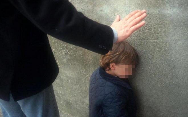 Bambino picchiato dal padre in centro 