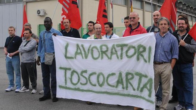 La Cgil verifica le buste paga degli operai Toscocarta