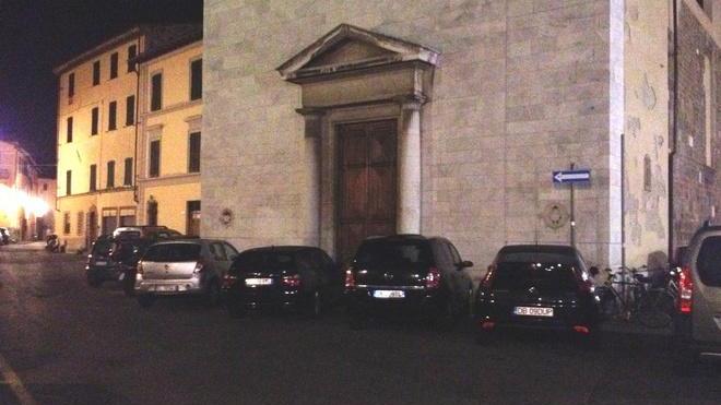 Caos parcheggi di notte e i residenti si arrangiano