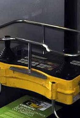 Il joystick che sposta il gigante da 2.300 tonnellate