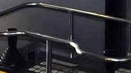 Il joystick che sposta il gigante da 2.300 tonnellate