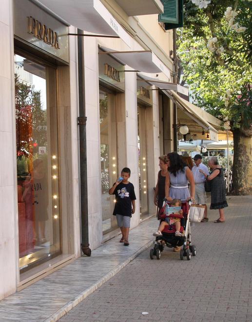 Alimentari e tabacchi non potranno diventare boutique 
