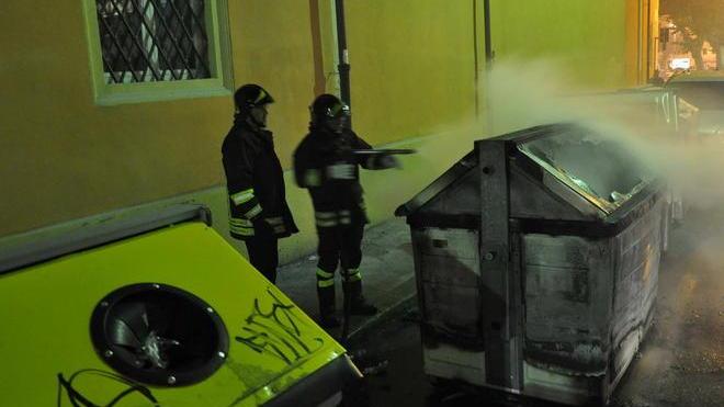 Continua la strage di cassonetti