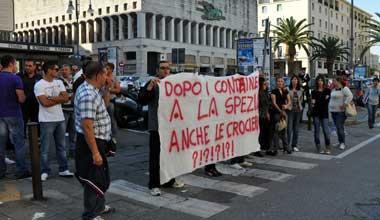 I lavoratori della Porto 2000 protestano in Comune 