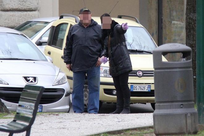 Multati una prostituta cinese e il suo cliente che guidava senza assicurazione 