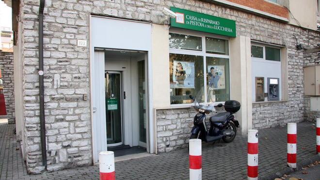 Due banditi rapinano la banca di fianco alla caserma dei carabinieri