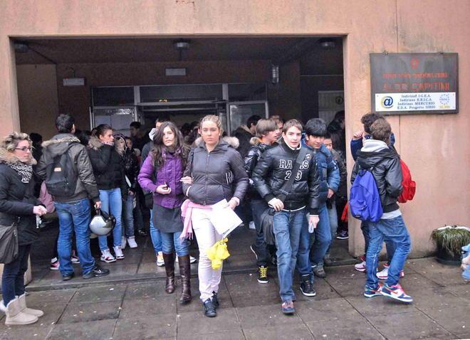 L’autobus se ne va senza aspettare gli studenti 