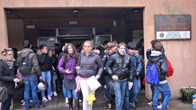 L’autobus se ne va senza aspettare gli studenti