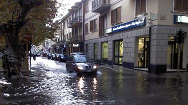 Forte acquazzone, allagato il centro di Viareggio
