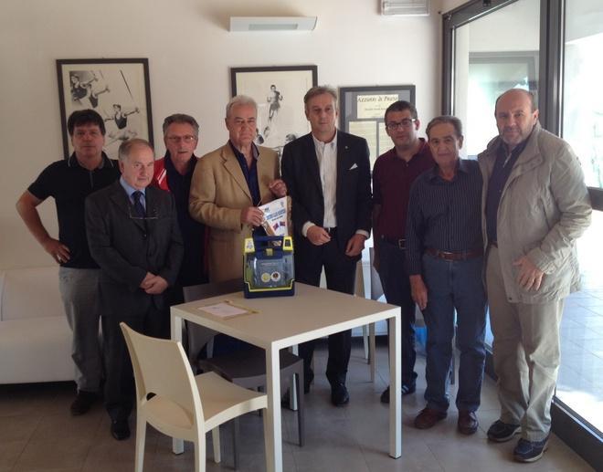 Il Lions Malaparte dona un defibrillatore al Tc Bisenzio 