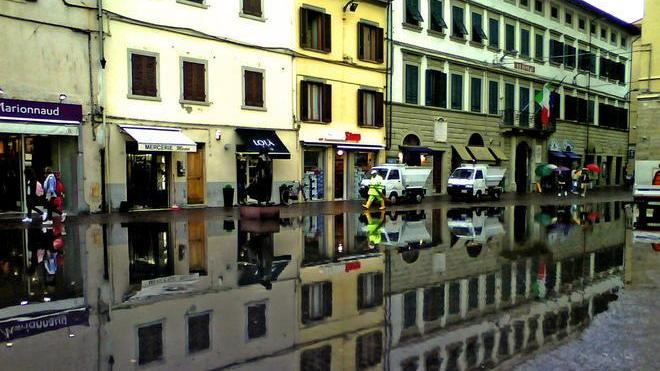 Piove a dirotto, allagamenti nel centro e nei sottopassi