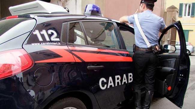 Picconate contro la finestra del padrone di casa