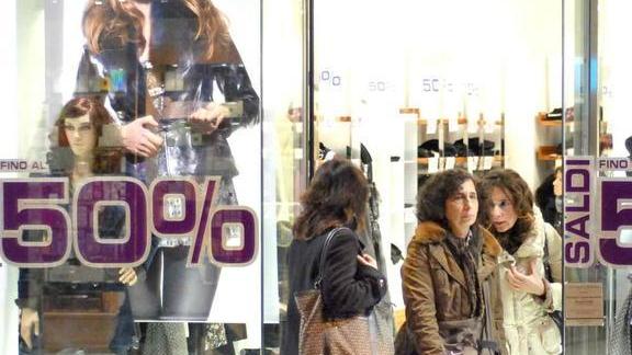 No dei commercianti ai saldi prima di Natale