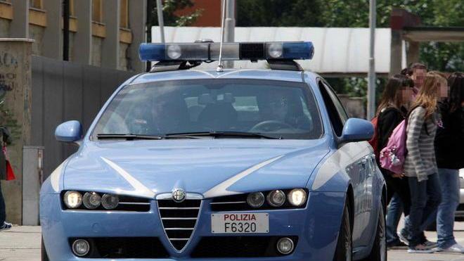 Baby bulli vicino a scuola, interviene la polizia