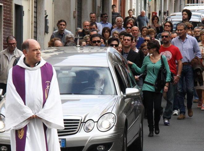 I bambini in prima fila al funerale della maestra 