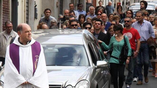 I bambini in prima fila al funerale della maestra