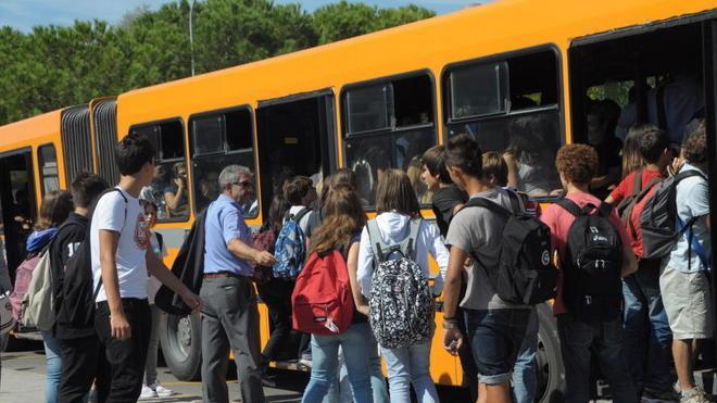 Autobus lascia a piedi gli studenti