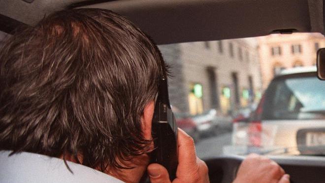 Cellulare al volante, 33 multe in un giorno