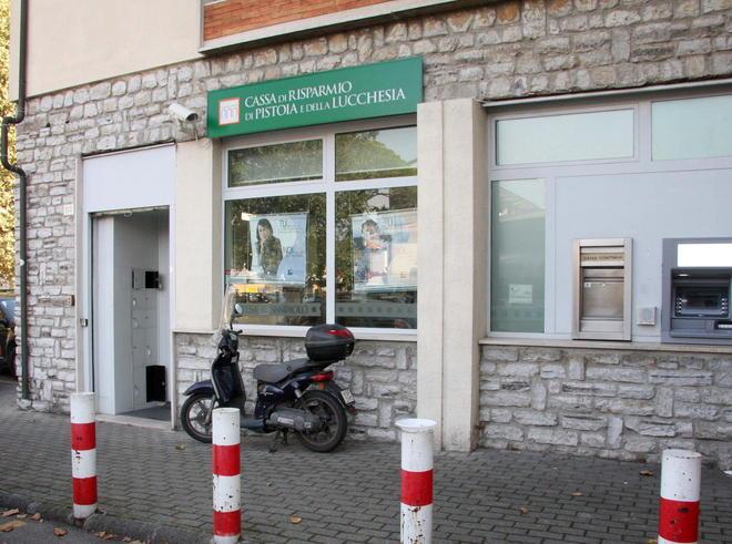 Rapinata la banca di fianco ai carabinieri