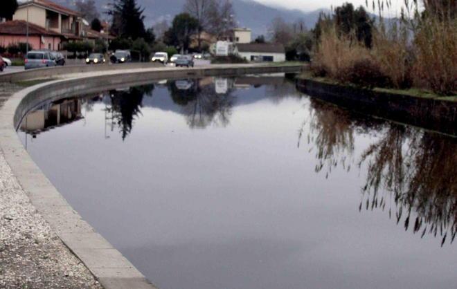 Bimbo in canoa cade in acqua: salvato 
