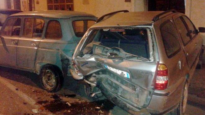 Si schianta contro un’auto in sosta
