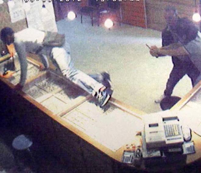 Arrestati grazie a un’impronta dopo il colpo in una gioielleria 