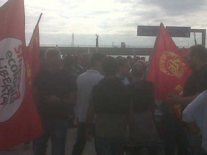 La carica dei maremmani in corteo per la Lucchini 