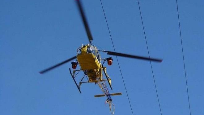 L’Enel controlla le linee elettriche con un elicottero
