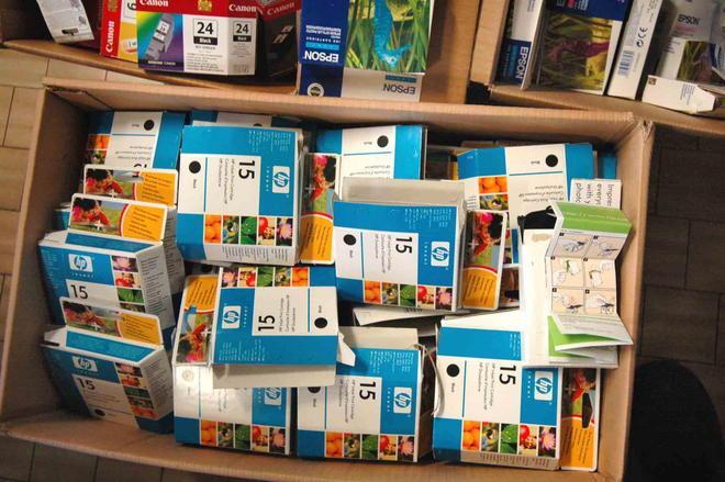 Accusati di rubare toner per stampanti: tre arresti 