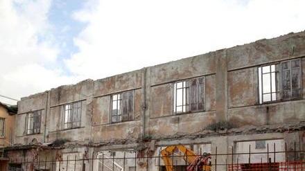 L’ex cinema cade a pezzi e danneggia una casa