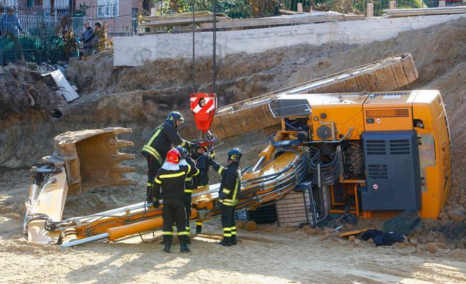 Ruspa da 80 quintali cade dal camion