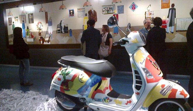 Nespolo in mostra e gli studenti creano con lui