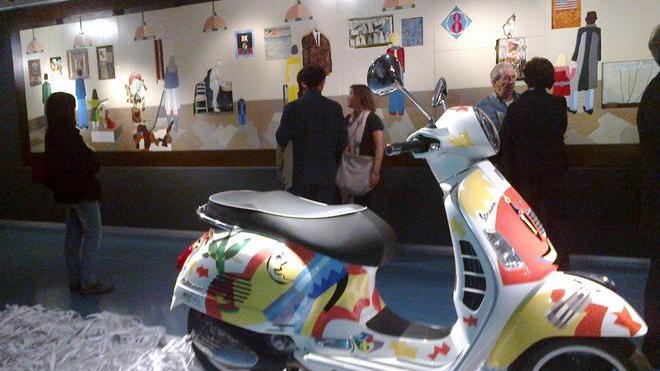 Nespolo in mostra e gli studenti creano con lui