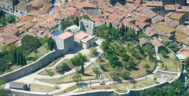 A spasso tra il borgo e poi a Monte Calvi