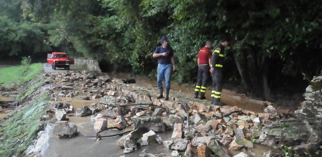 Si sbriciola una parte del muro di cinta della villa Rossi