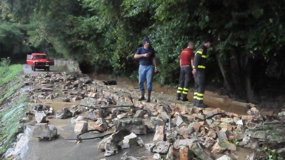 Si sbriciola una parte del muro di cinta della villa Rossi
