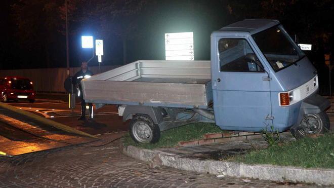 Fuori strada con l’Ape per un malore