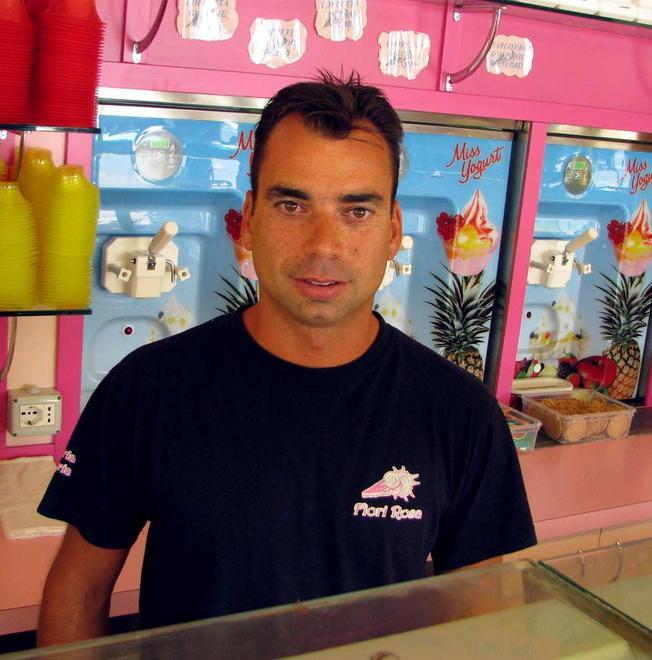 Il giovane scippatore sullo scooter nero colpisce tra la folla 