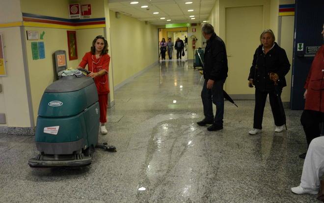 Cede il controsoffitto, paura in classe 