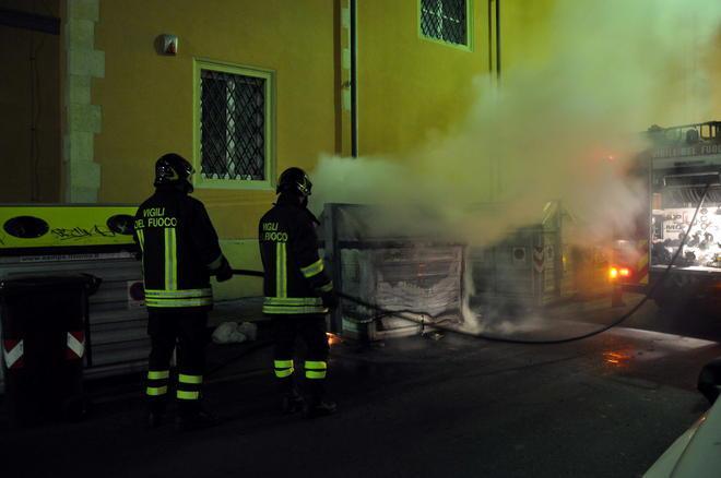 Il piromane dei cassonetti torna a bruciare gli stessi 
