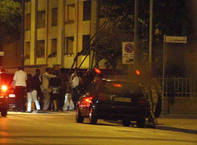 Gelosia sfrenata, strappa i vestiti all’ex e lo lascia in mutande 